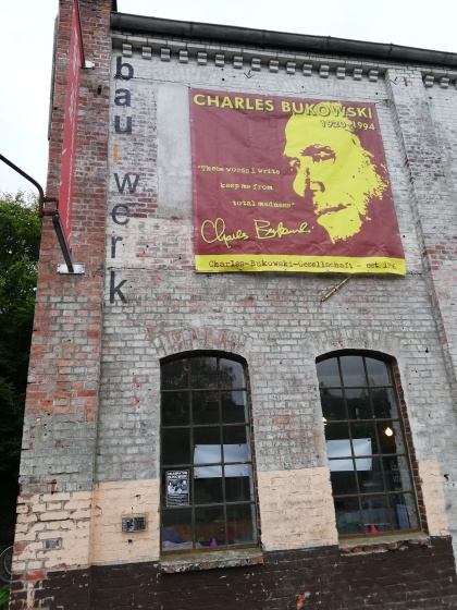 Charles Bukowski Banner an der Mohrmann-Halle - CBG Symposium Oldenburg